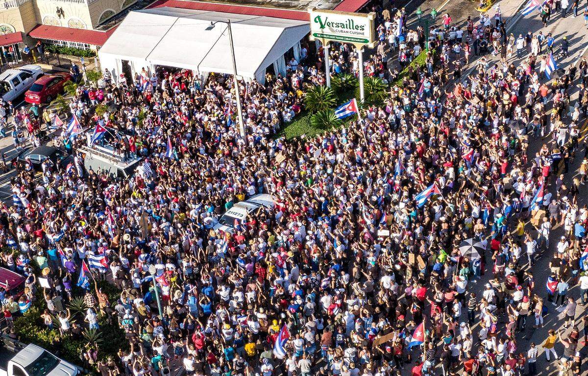 Un mar de exiliados cubanos se reunió en el Versailles el domingo 11 de julio cuando estallaron las protestas en varias partes de Cuba.