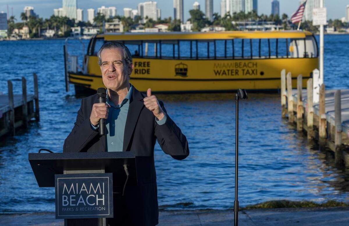 El alcalde Steven Meiner habla durante la ceremonia de lanzamiento de un servicio gratuito de taxi acuático el martes 20 de enero de 2026.