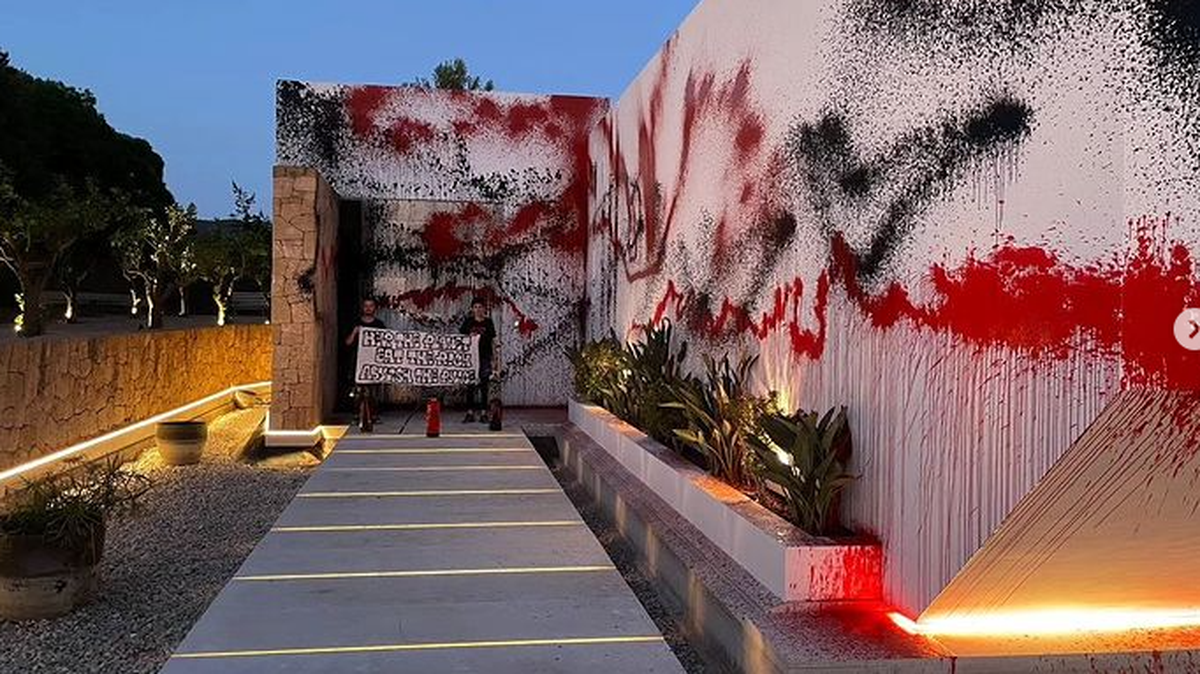 Activistas medioambientales de Futuro Vegetal vandalizaron  este martes con pintura roja y negra la fachada de la mansión de Leo Messi en la isla española de Ibiza para denunciar la “responsabilidad de los ricos” en la crisis climática.