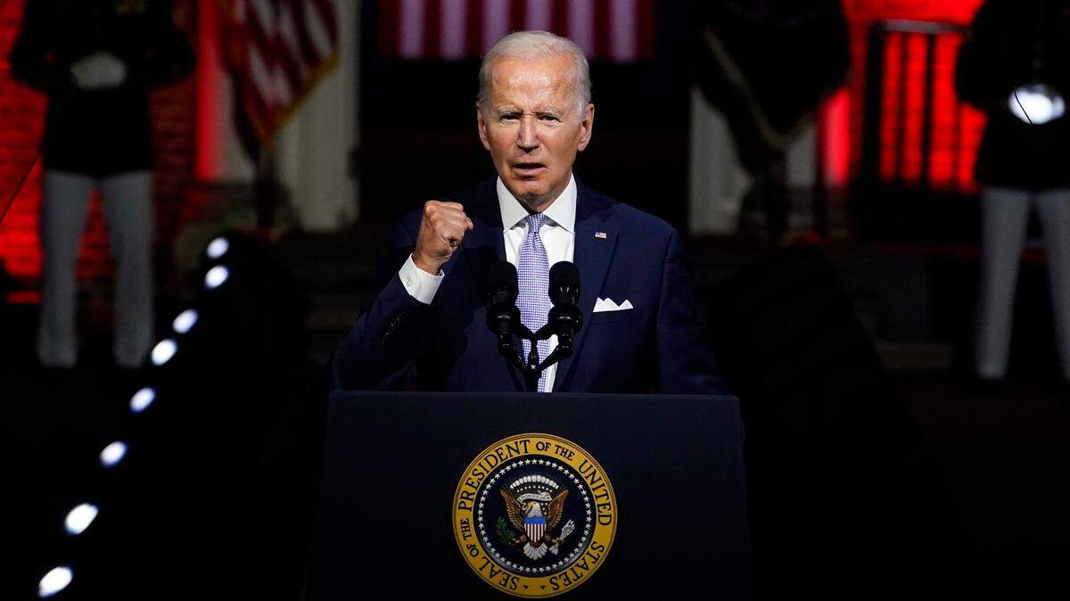 El presidente de Estados Unidos, Joe Biden, llamó este jueves a defender la democracia en el país, que considera amenazada por el exmandatario Donald Trump (2017-2021) y sus seguidores, cuando faltan dos meses para las elecciones de medio mandato.