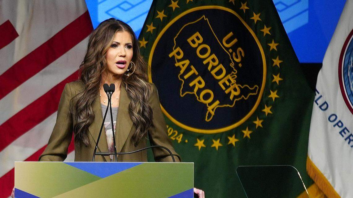 La secretaria del Departamento de Seguridad Nacional, Kristi Noem, habla durante la Exposición de Seguridad Fronteriza (Border Security Expo) en el Centro de Convenciones de Phoenix, el 8 de abril de 2025, en Phoenix, Arizona.