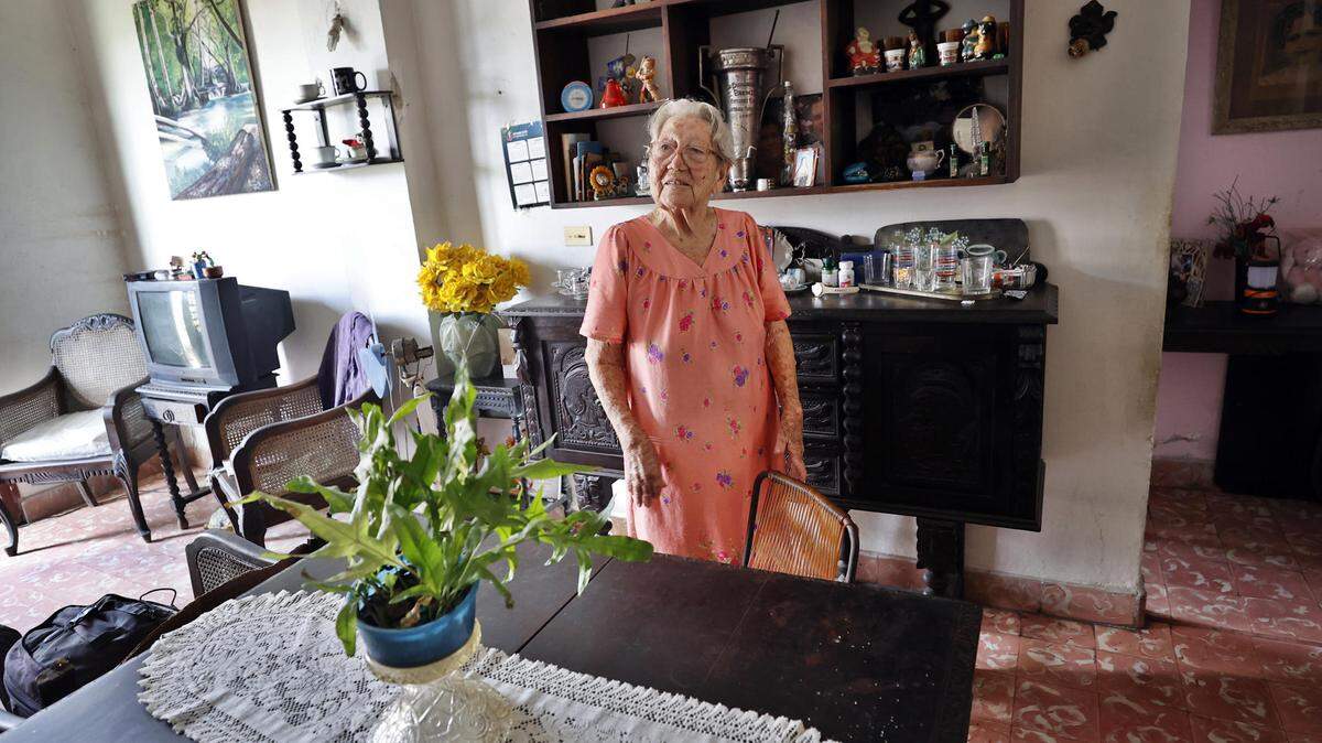 Fotografía del 27 de mayo de 2025 de Teresa García caminando por su casa durante una entrevista con EFE, en Pinar del Río (Cuba). Teresa no recuerda cuándo tomó agua fría por última vez o durmió una noche seguida. A sus 94 años nunca había vivido una situación similar a la de la Cuba actual: constantes apagones, escasez de alimentos y medicinas, además de “una sensación de desesperanza terrible”.