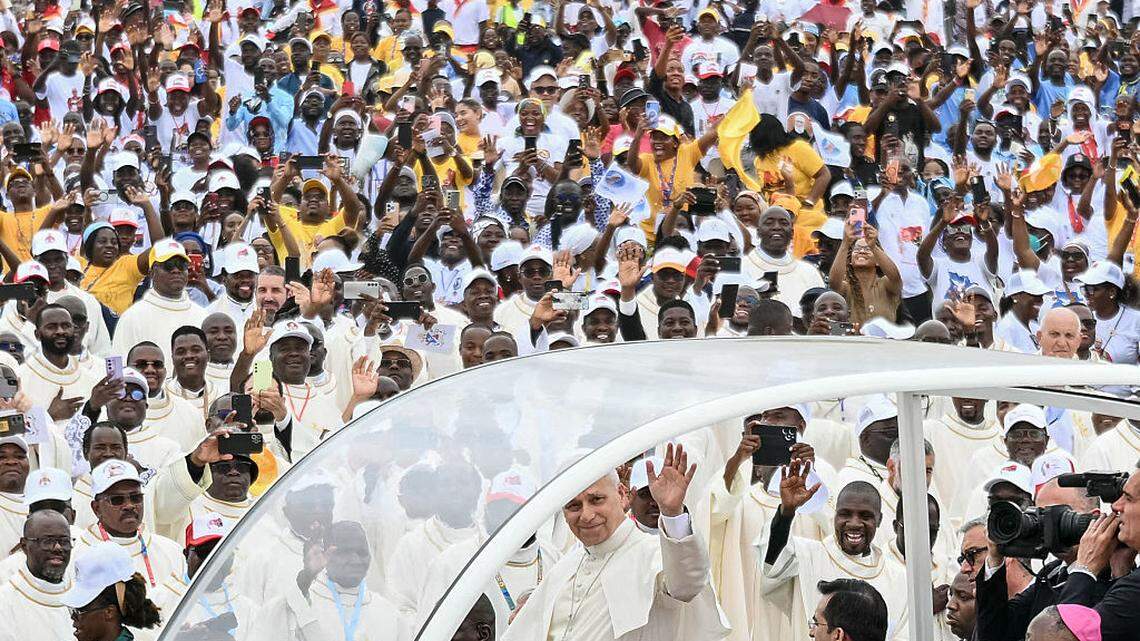 El papa León XIV saluda desde el Papamóvil a la multitud a su llegada para oficiar una Santa Misa en Kilamba, en el séptimo día de un viaje apostólico de 11 días a África, el domingo 19 de abril de 2026.