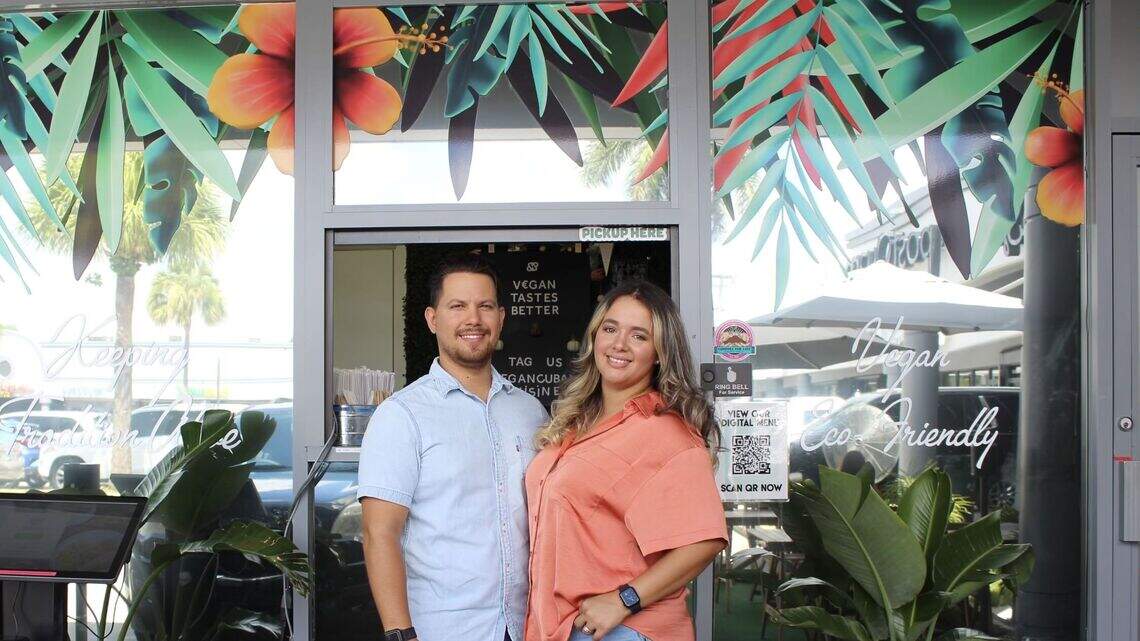Restaurante de Miami triunfa con comida cubana vegana que hace la boca agua. Tienen menú de fiesta