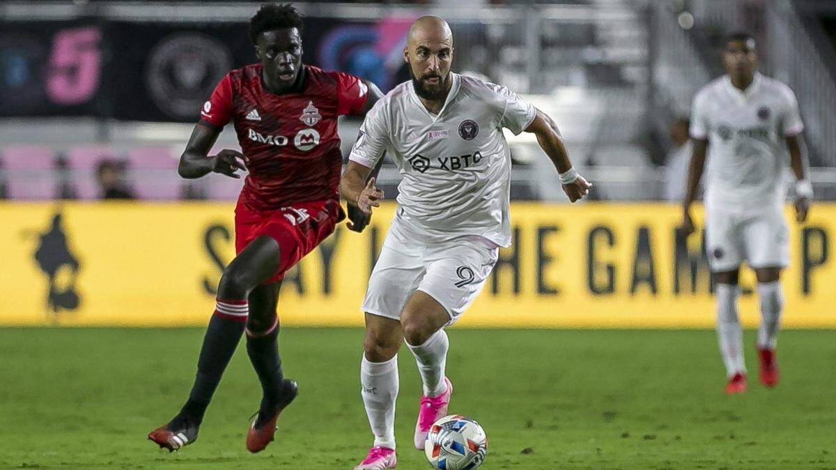 El delantero del Inter Miami Gonzalo Higuaín (9) corre con la pelota en el partido ante Toronto, celebrado el 20 de octubre de 2021 en el DRV PNK Stadium en Fort Lauderdale, Florida.