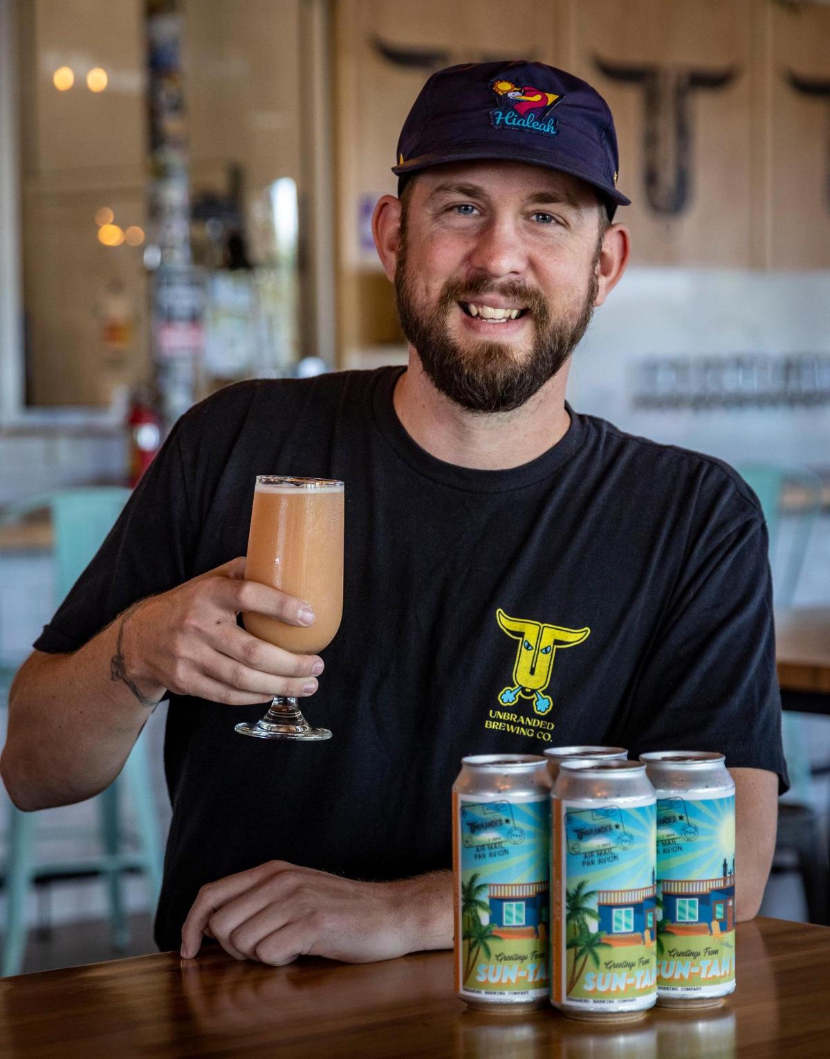 Lance Aschliman, copropietario de Unbranded Brewing Co. junto con la cerveza Sun-Tan Village, que produce su empresa, como parte de una serie de cervezas sobre los vecindarios más emblemáticos de Hialeah. 5 de enero, 2023 - Hialeah, FL-