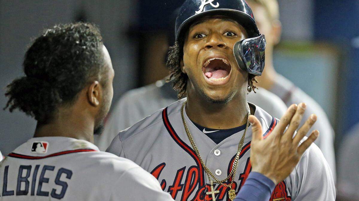 Ronald Acuña celebra en el dugout tras conectar su cuadrangular en la cuarta entrada contra los Marlins el 7 de junio del 2019.