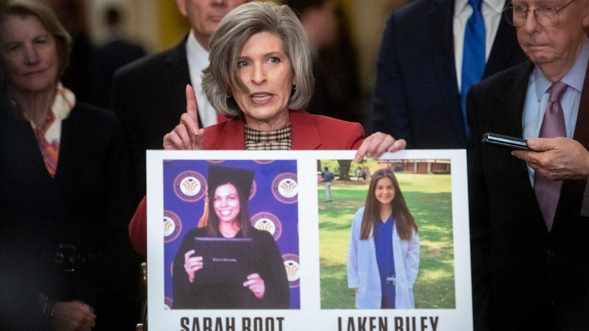 La senadora estadounidense Joni Ernst (republicana por Iowa) sostiene un cartel con fotografías de las víctimas de asesinato Sarah Root y Laken Riley durante una conferencia de prensa después del almuerzo político republicano del Senado en el corredor del Reloj de Ohio en el Capitolio de los Estados Unidos en Washington, DC, el martes. 27 de febrero de 2024. Crédito: Rod Lamkey / CNP/Sipa USA