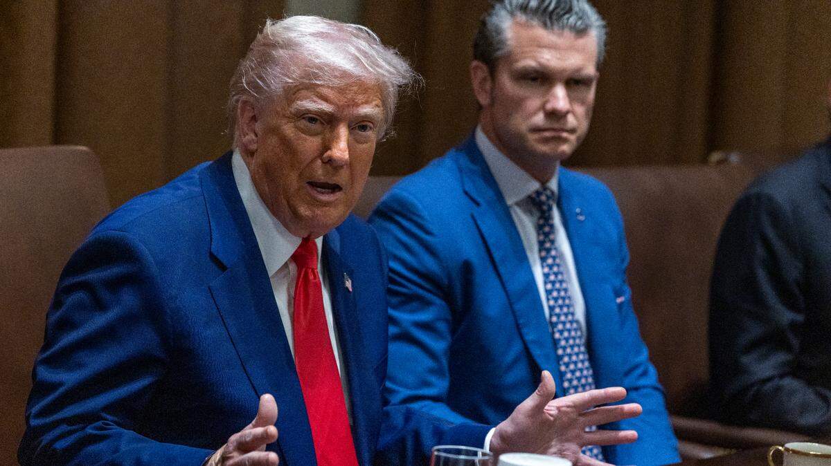 El presidente Donald Trump lidera una reunión de Gabinete el el jueves, 10 de abril de 2025, en la Casa Blanca, Washington, DC. En el fondo, el secretario de Defensa, Pete Hegseth.