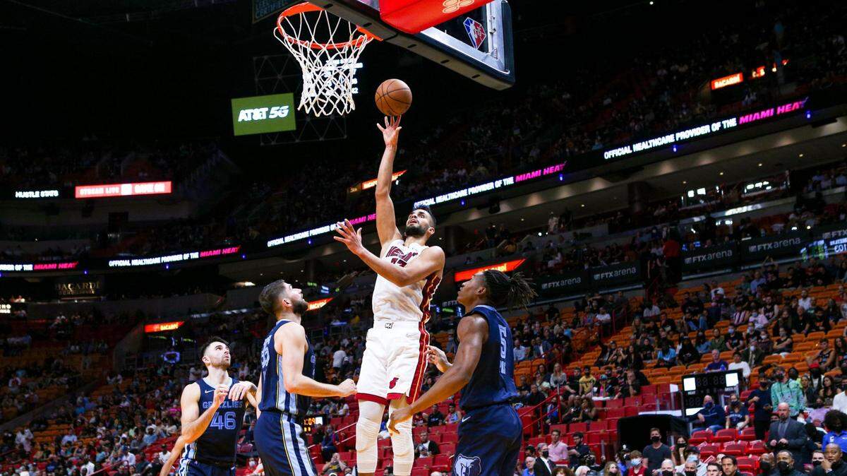El centro del Heat Omer Yurtseven (77) tira al aro ante la defensa de los Grizzlies de Memphins en el FTX Arena en Miami, Florida, el 6 de diciembre de 2021.