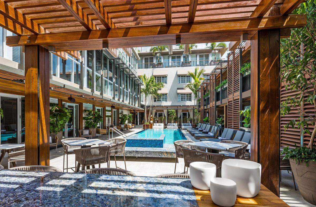 Piscina y patio exterior del hotel Lennox, en la avenida Collins, a una cuadra de la playa de South Beach.