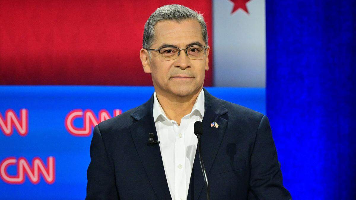 El candidato demócrata Xavier Becerra participa en un debate para la gobernación de California en el auditorio del East Los Angeles College en Monterey Park, California, el 5 de mayo de 2026. Siete candidatos a gobernador de California participan en el tercer debate televisado previo a las elecciones primarias del 2 de junio de 2026.