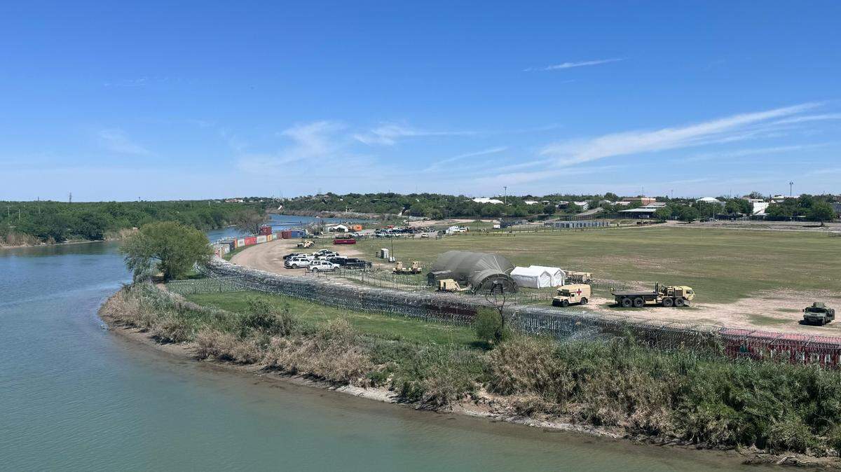 Fotografía del Parque Shelby en Eagle Pass, reforzado con varias líneas de concertina y un muro de contenedores de envío, en Eagle Pass, Texas, EE.UU., 23 de marzo de 2024. 
