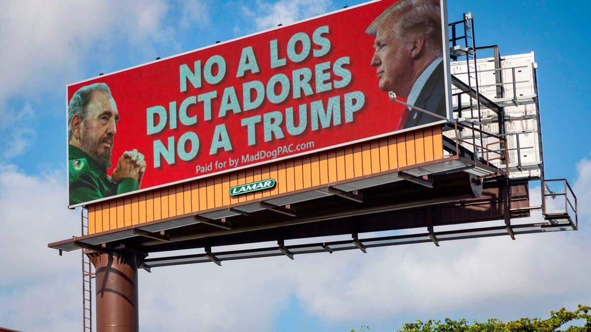Una valla electrónica en una autopista de Miami donde se compara a Donald Trump con Fidel Castro busca impactar de alguna forma a los hispanos del sur de la Florida.