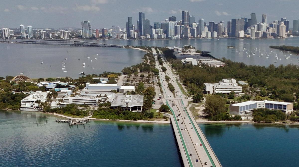 El Rickenbacker Causeway atraviesa Virginia Key en dirección hacia el centro de Miami y Brickell.
