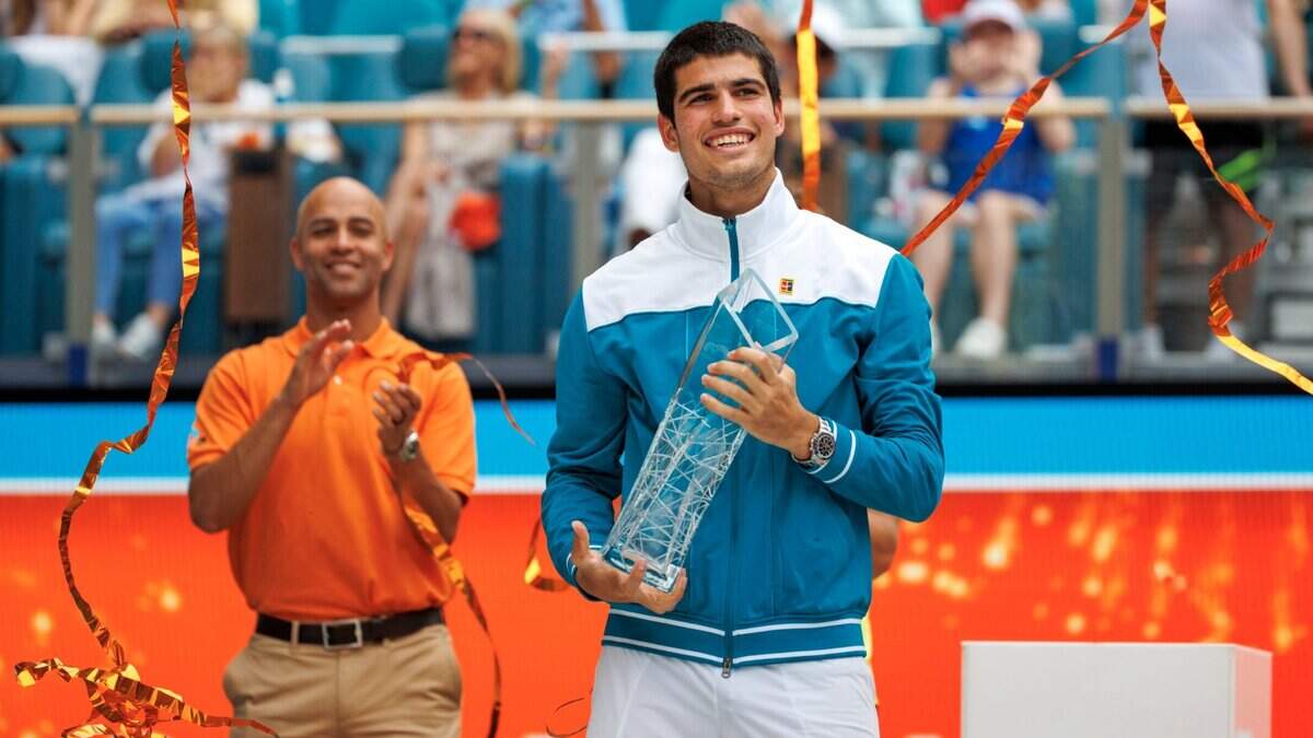 El español Carlos Alcaraz celebra tras coronarse en el Miami Open, el 3 de abril de 2022 en el Hard Rock Stadium en Miami Gardens, Florida.
