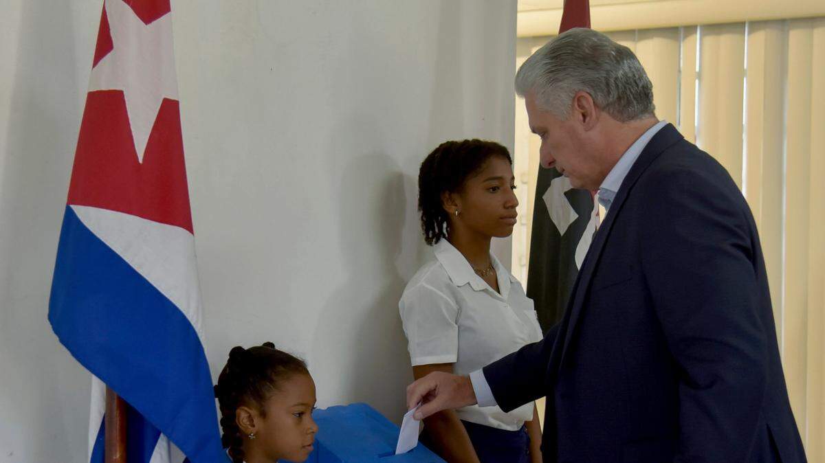 El gobernante cubano Miguel Díaz-Canel vota en las elecciones para delegados (concejales) de las asambleas municipales, el 27 de noviembre de 2022.