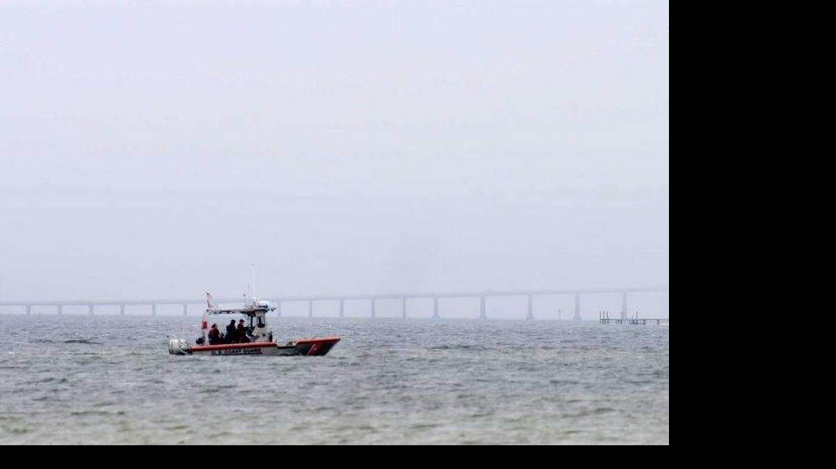 En esta foto de archivo se ve un equipo de la Guardia Costera en Santa Rosa Sound, cerca de Navarra, Fla., el jueves, 12 de marzo 2015.