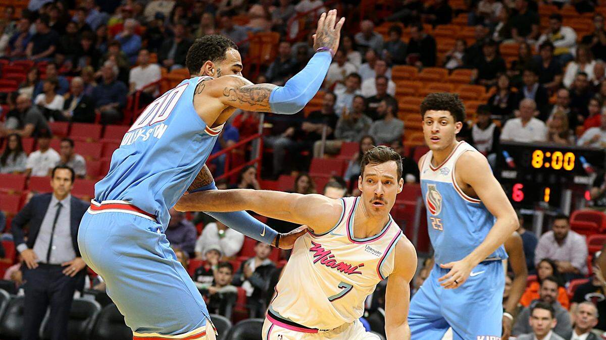 El armador del Heat Goran Dragic entra al aro con la marca de Willie Cauley-Stein, de los Kings, el 25 de enero de 2018 en Miami.