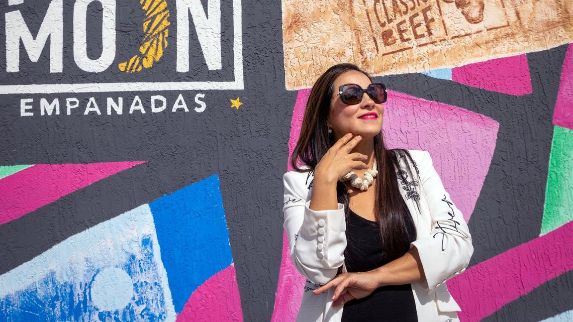 La empresaria mexicana Pilar Guzmán, directora ejecutiva de Half Moon Empanadas, una compañía de Miami que vende empanadas argentinas en 11 aeropuertos de Estados Unidos, ha sido reconocida entre las fundadoras de empresas más destacadas del 2024 por la revista de negocios Inc.