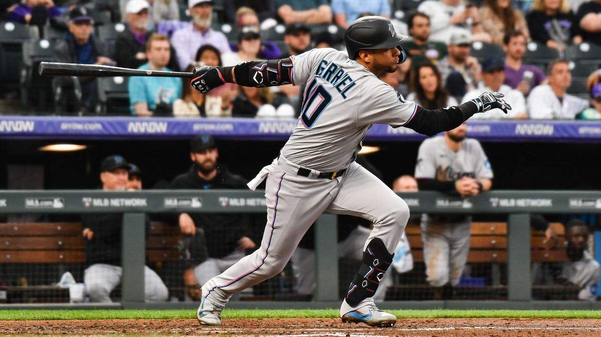 El primera base de los Marlins Yuli Gurriel batea un hit en el cuarto inning del partido ante los Rockies, celebrado el 24 de mayo de 2023 en Colorado.