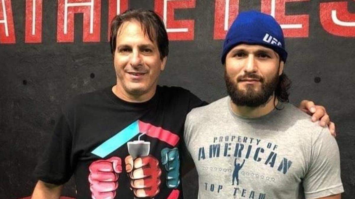 La tarea parece enorme para el equipo de Jorge Masvidal. Cuando enfrente el 8 de abril en Miami a Gilbert Burns lo hará con el apoyo de miles de aficionados, pero con la mayoría de los criterios y las apuestas en contra, algo que entiende bien el profesor Paulino Hernández.