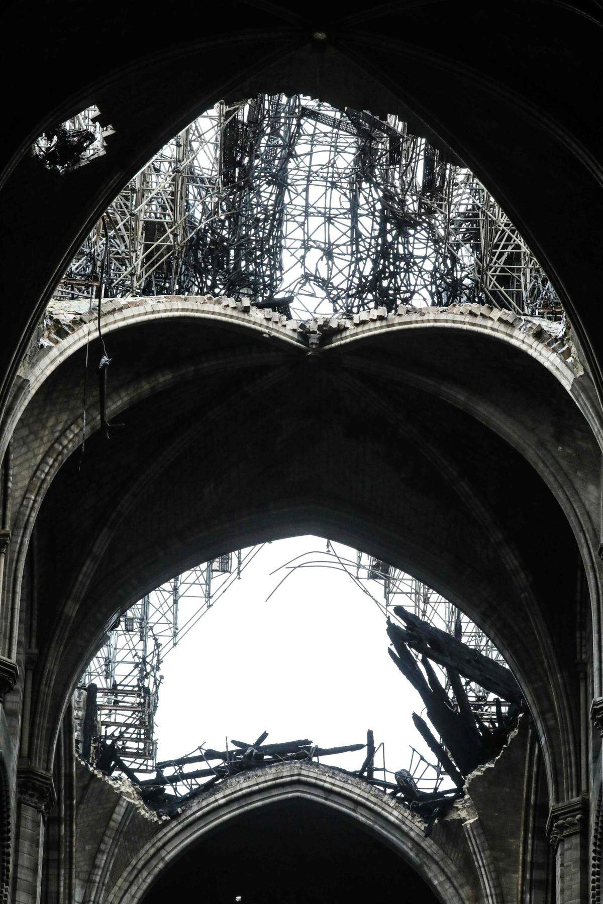 La cúpula de la nave de la catedral Notre Dame de París, el 16 de abril del 2019, un día después que un incendio causó cuantiosos daños a la incónica estructura.
