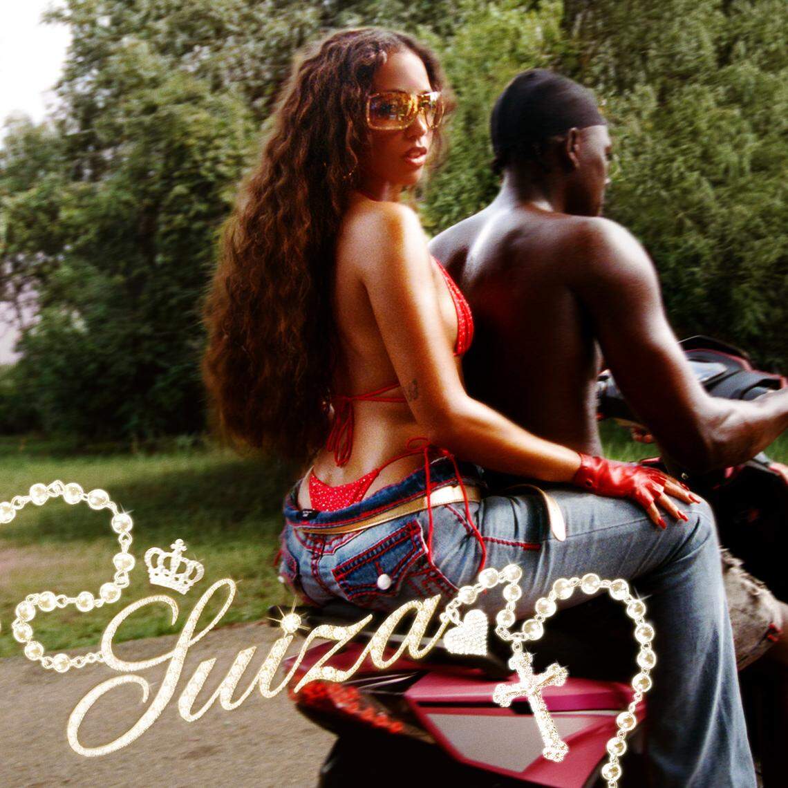 La cantautora dominicana-estadounidense María Isabel regresa con ‘Suiza’, un tema en el que rinde tributo a sus raíces caribeñas.