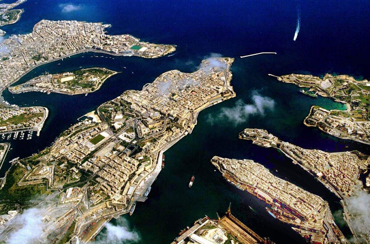 Vista aérea general de los puertos a ambos lados de la capital de Malta, La Valletta. Puerto de Marsamxetto Harbour (izda), Puerto Valletta (c) y el Gran Puerto (dcha).