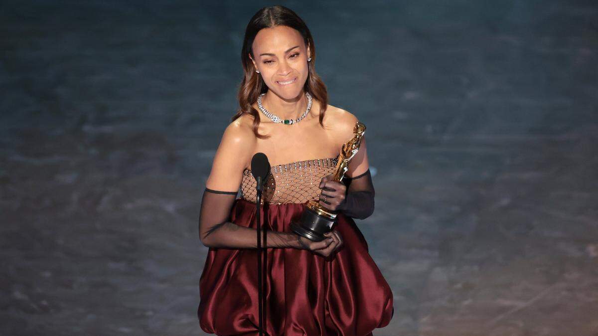 Zoé Saldaña durante su discurso al recibir el Oscar a Mejor Actriz de Reparto por 'Emilia Pérez'. 