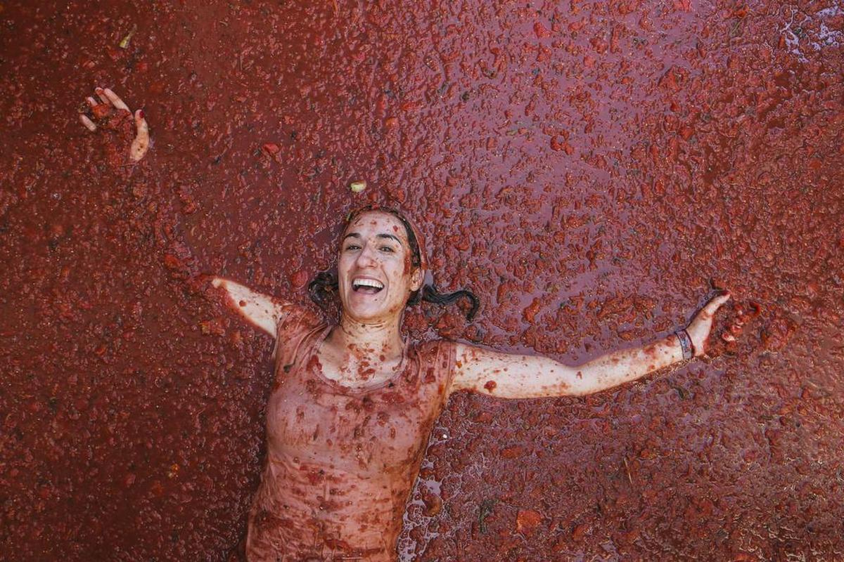 Juerguistas se tiran tomates unos a otros durante la fiesta anual “Tomatina”, una pelea de tomates en el pueblo de Buñol, cerca de Valencia, España, el miércoles 31 de agosto de 2022.(Foto AP/Alberto Saiz)