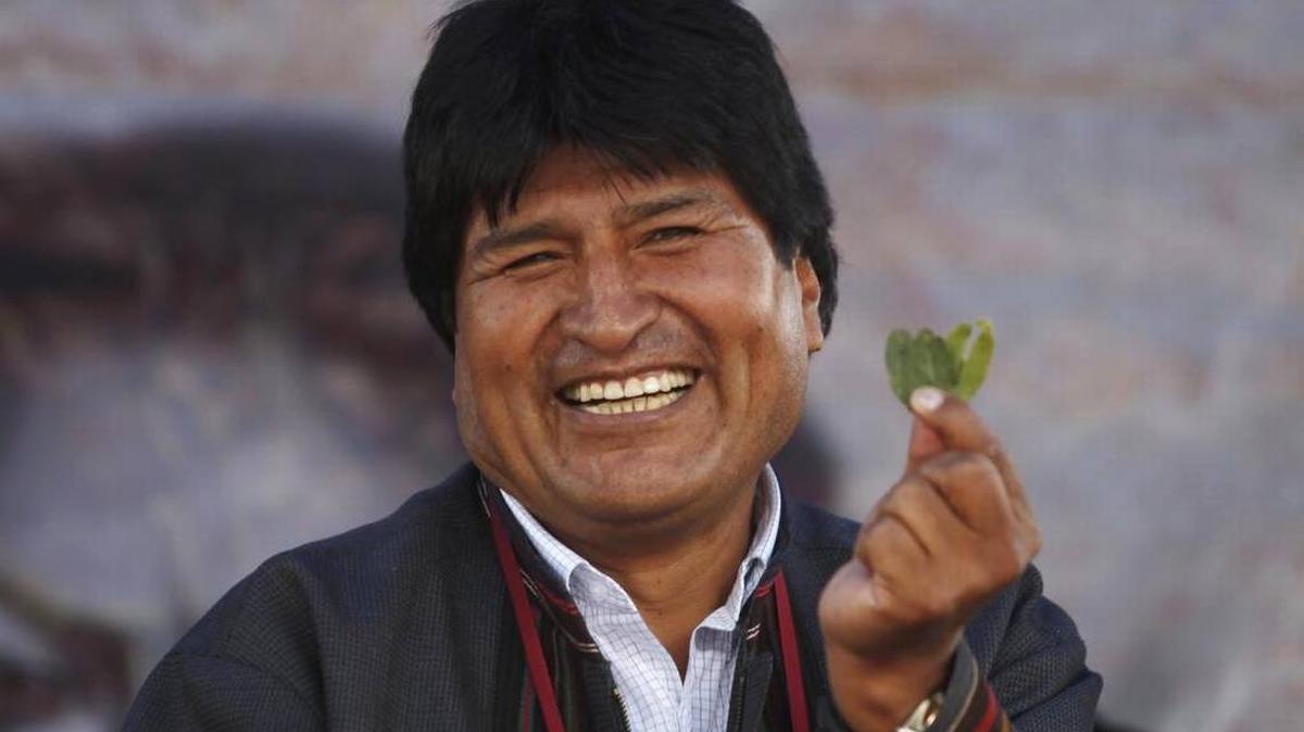 El presidente de Bolivia, Evo Morales, sostiene una hoja de coca.