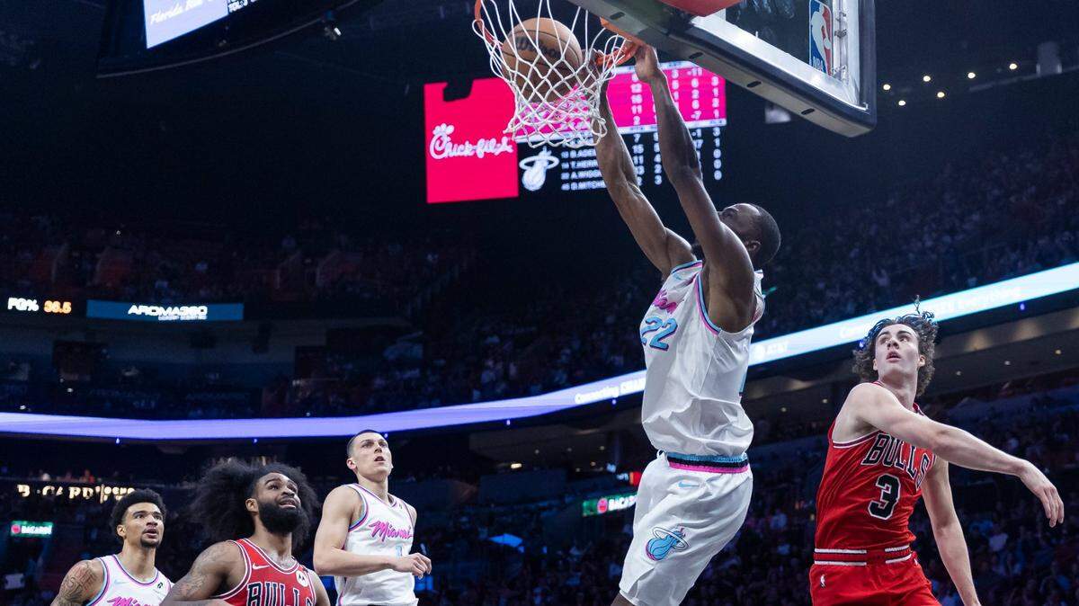 El delantero del Heat, Andrew Wiggins (22), anota contra los Bulls de Chicago en la segunda mitad del partido de la NBA celebrado en el Kaseya Center, el 8 de marzo de 2025 en Mami, Florida.