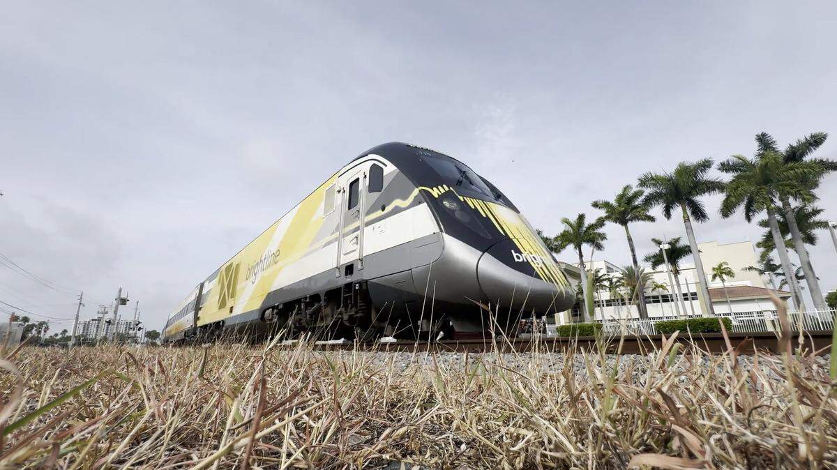 Un tren de Brightline pasa por North Miami el viernes 27 de junio de 2025.