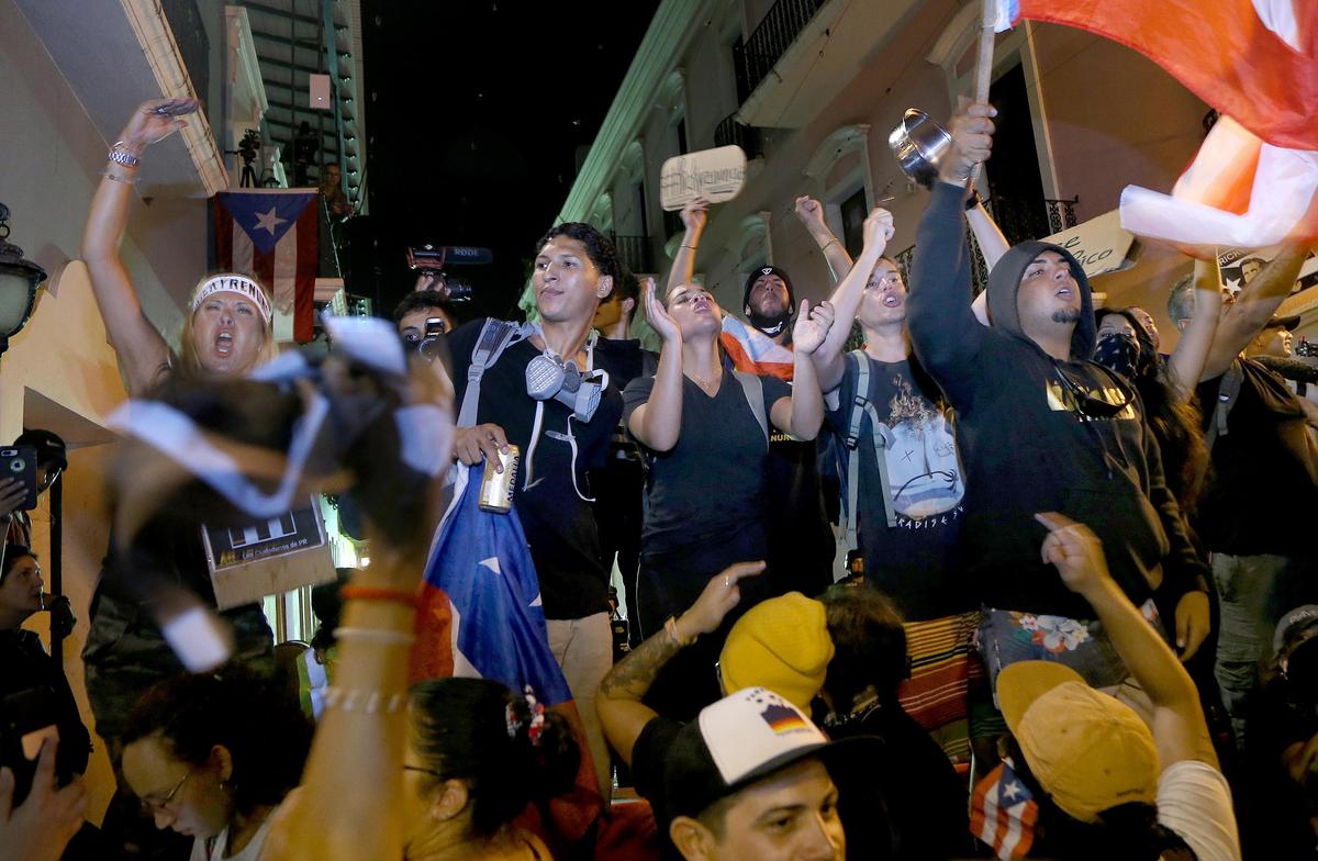 Manifestantes reaccionan a la noticia de la renuncia del gobernador Ricardo Rosselló tras 12 días de manifestaciones masivas.
