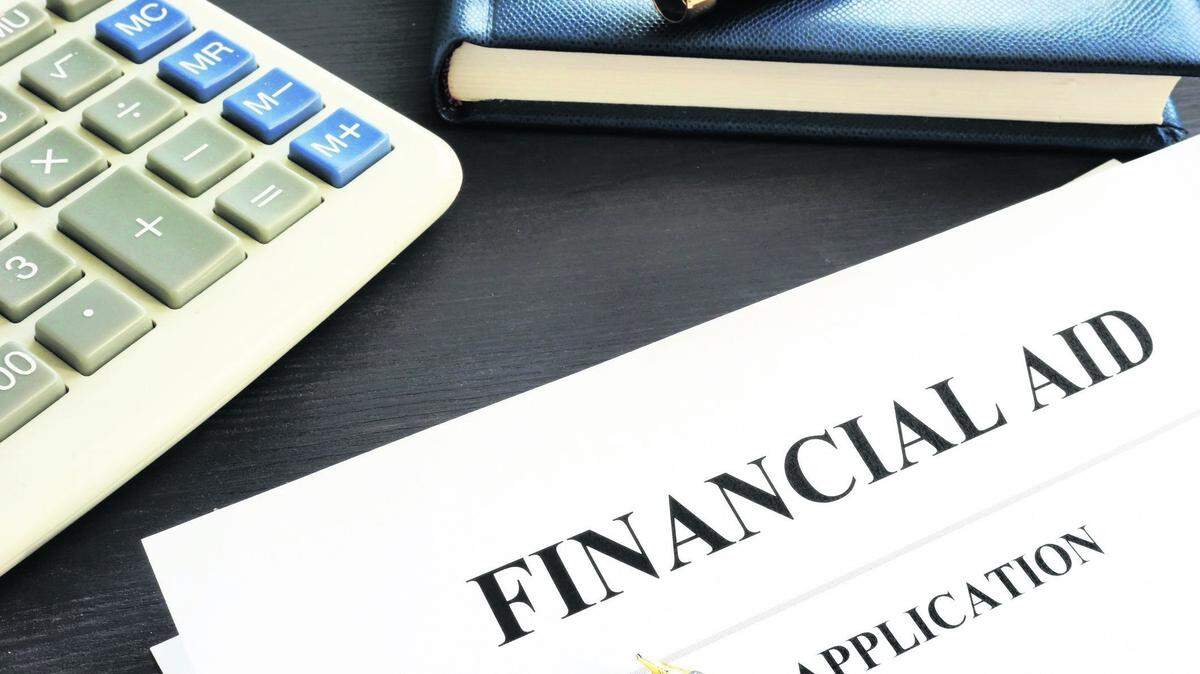 La deuda estudiantil causa dificultades porque afecta a las personas que acaban de comenzar una carrera, con ingresos en la parte inferior de la escala salarial.