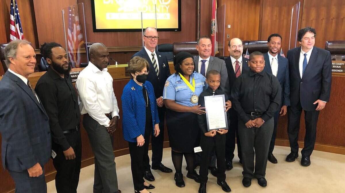 Gwendolyn Whitfield, la conductora de un autobús de transporte público en cuyo interior se registró un tiroteo que dejó dos personas muertas y otras dos heridas, fue condecorada por las autoridades del condado Broward.