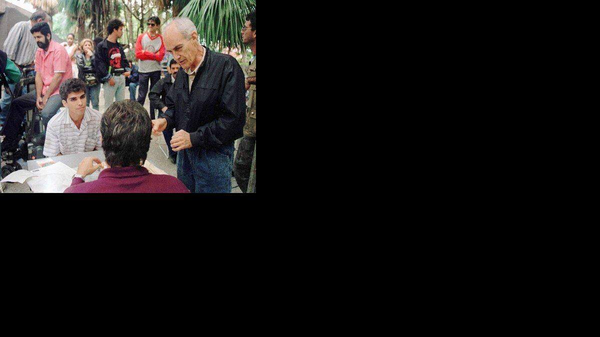 El fallecido realizador Tomás Gutiérrez Alea (derecha) conversa con los actores del filme "Fresa y Chocolate", Jorge Perugorria y Vladimir Cruz (centro izq.) durante el rodaje en Coppelia, en La Habana, en una imagen de archivo de 1993.