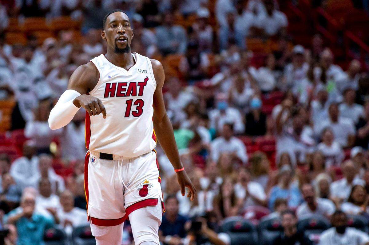 El jugador del Heat Bam Adebayo celebra tras anotar una canasta en el partido ante los 76ers de Filadelfia, celebrado el 2 de mayo de 2022 en Miami.
