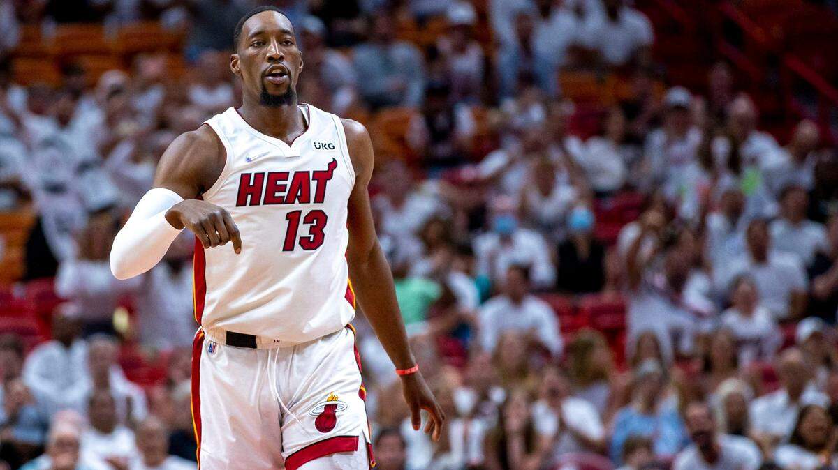El jugador del Heat Bam Adebayo celebra tras anotar una canasta en el partido ante los 76ers de Filadelfia, celebrado el 2 de mayo de 2022 en Miami.