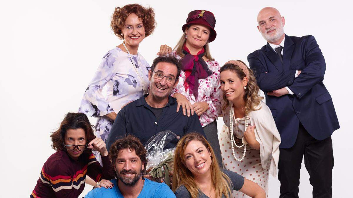 Elenco de ‘La que se va a armar’ con los directores David Chocarro y Carolina Laursen (al frente).
