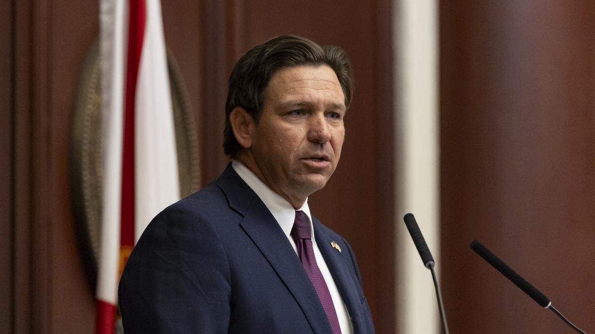 El gobernador Ron DeSantis pronuncia un discurso  en el primer día de la sesión legislativa en el Capitolio de Florida, el pasado 13 de enero.