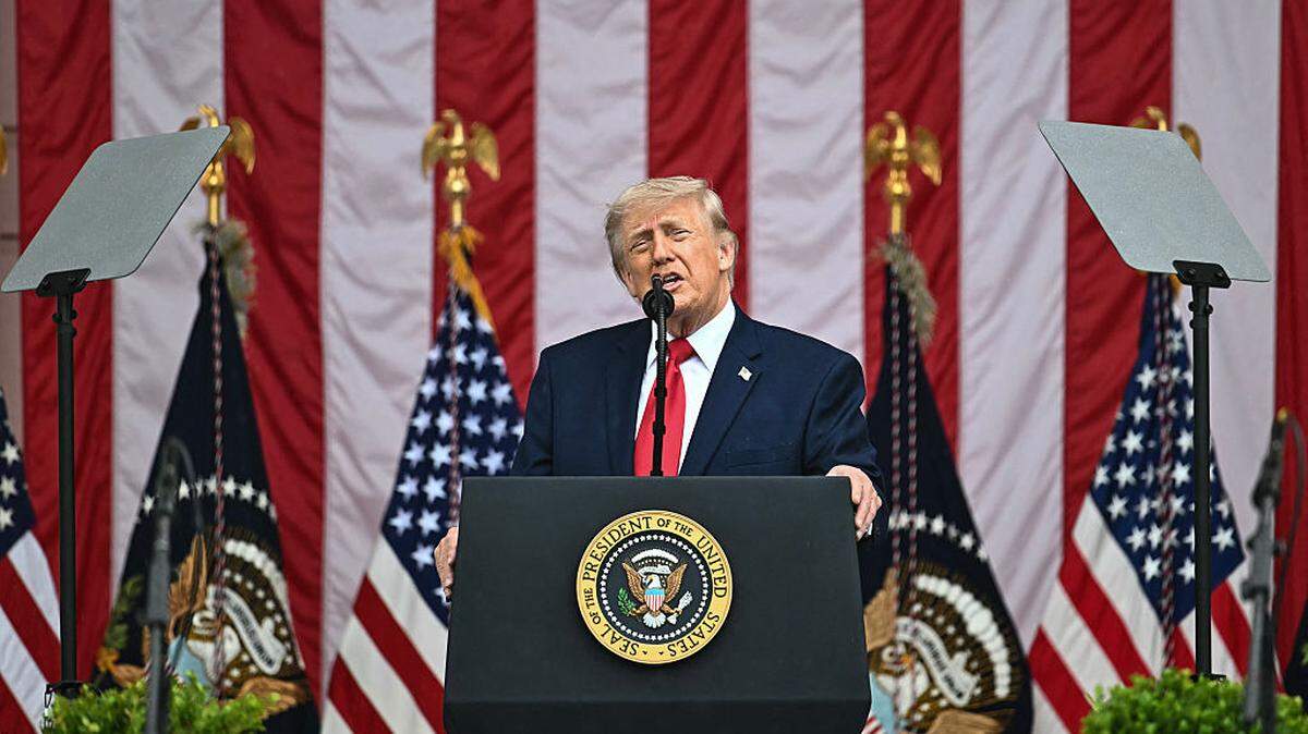 El presidente de Estados Unidos, Donald Trump, habla durante la conmemoración nacional del Día de la Recordación en el Anfiteatro Conmemorativo del Cementerio Nacional de Arlington, en Arlington, Virginia, el lunes 25 de mayo de 2026.