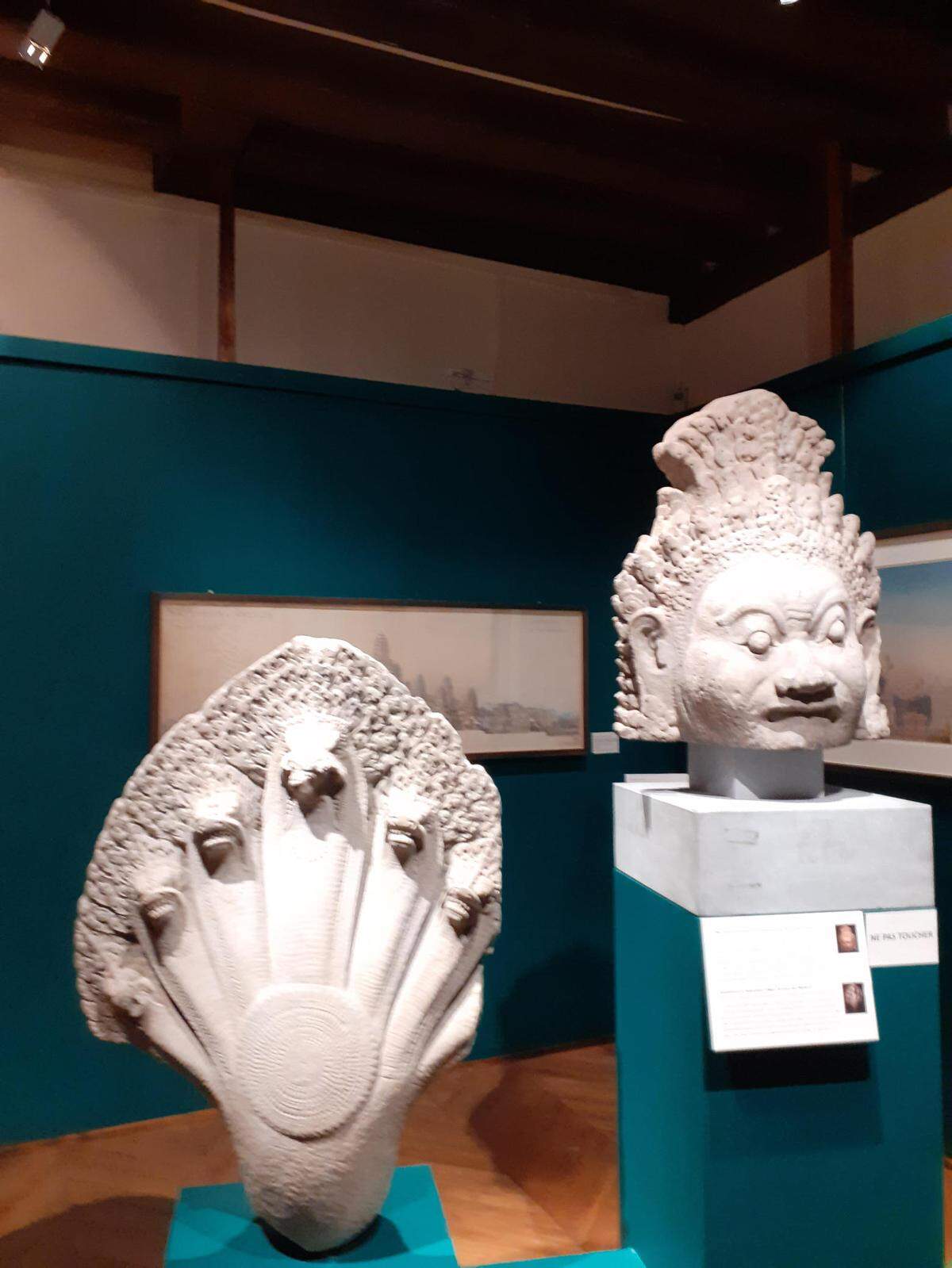 Dos piezas de Angkor exhibidas en Loches.