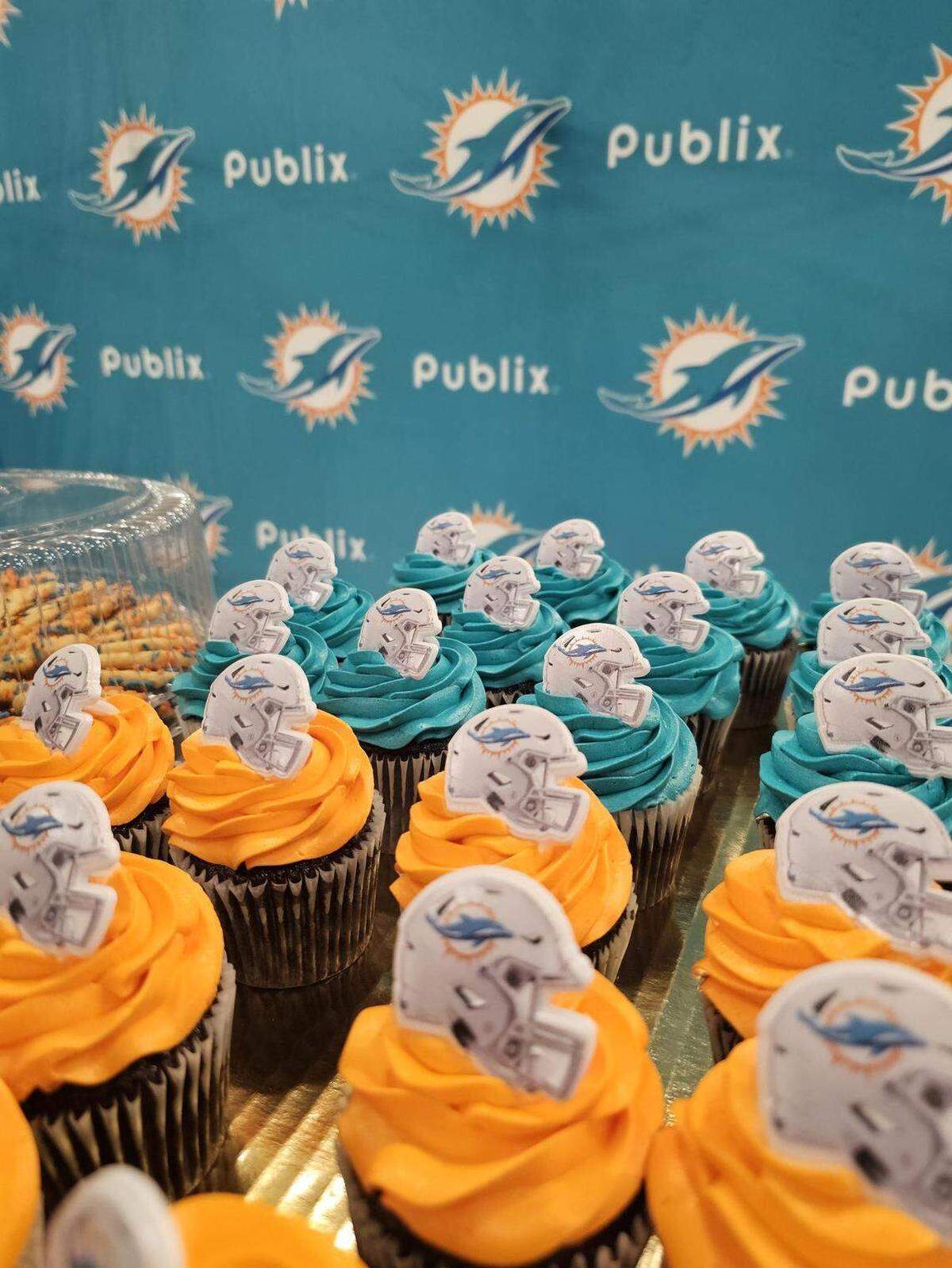 Los cupcakes con temática de la NFL se venden en los departamentos de panadería de los supermercados Publix. Aquí está el diseño de los Miami Dolphins.