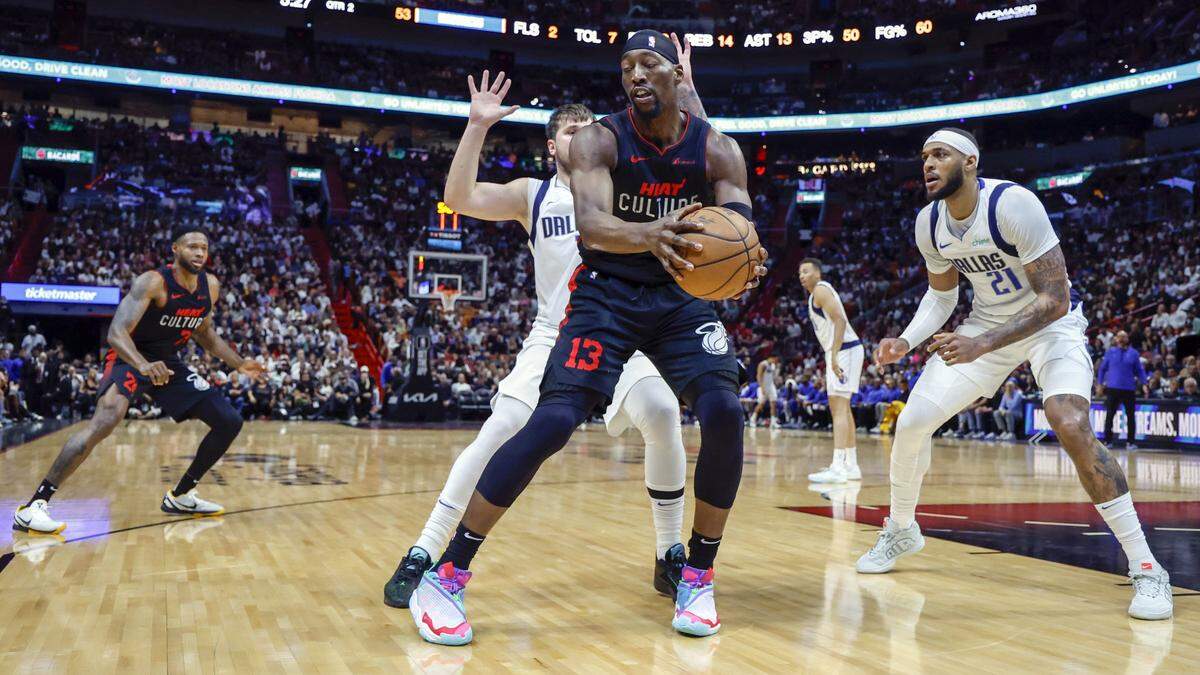 El jugador del Heat Bam Adebayo trata de pasar la marca de Maxi Kleber (42) y Daniel Gafford, de los Mavericks de Dallas, en el partido celebrado el 10 de abril de 2024 en Miami.