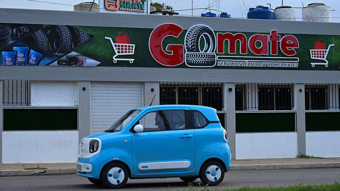 Entre apagones, Cuba inaugura la primera ‘solinera’ con carga rápida para autos eléctricos
