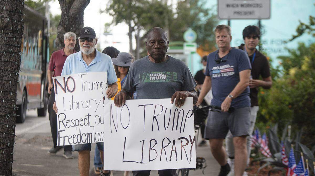 El activista e historiador Marvin Dunn, al centro, camina con los manifestantes reunidos frente al Centro Kaseya el pasado 5 de noviembre en protesta contra la propuesta de transferencia de terrenos para la biblioteca presidencial de Trump.