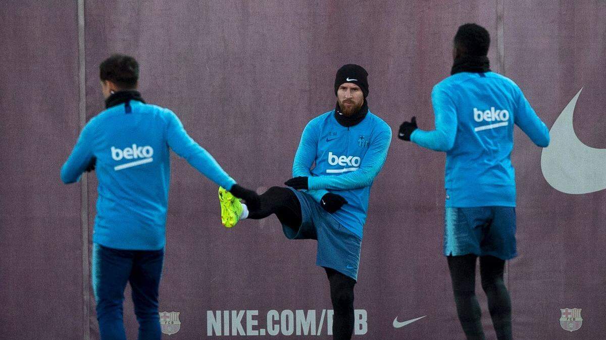 El delantero argentino del Barcelona, Lionel Messi (c), durante el entrenamiento que realizó la plantilla barcelonista este martes para preparar el partido de ida de las semifinales de la Copa del Rey que disputarán ante el Real Madrid.