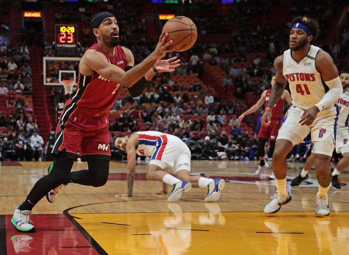 El jugador del Heat Gabe Vincent (2) entra al aro ante la marca de Saddiq Bey, de los Pistons de Detroit, en el partido celebrado el 23 de diciembre de 2021 en Miami.